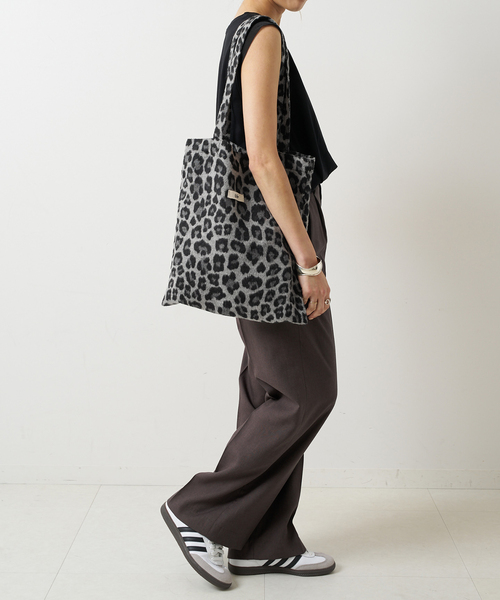 Spick & Span(スピックアンドスパン)の「《WEB限定追加》Uhr / ウーア * Spick & Span 別注LEOPARD Tote Bag(トートバッグ・レディース・グレー/ブラウン・FREE)」の4枚目の写真