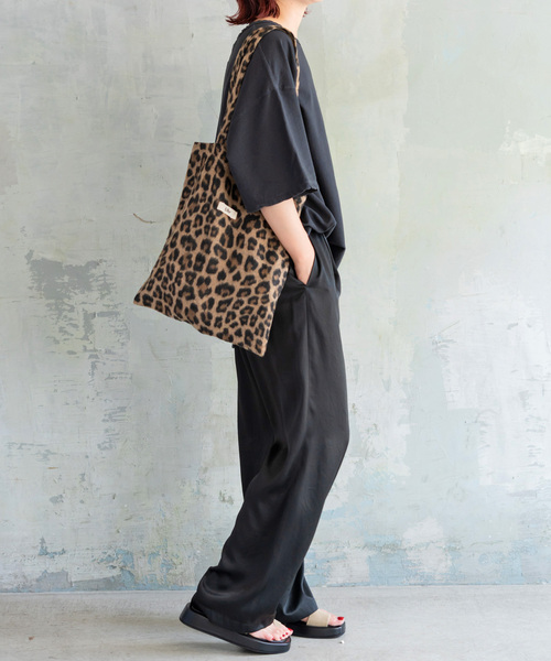 Spick & Span(スピックアンドスパン)の「《WEB限定追加》Uhr / ウーア * Spick & Span 別注LEOPARD Tote Bag(トートバッグ・レディース・グレー/ブラウン・FREE)」の8枚目の写真