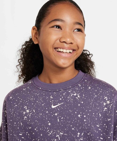 NIKE(ナイキ)の「ナイキ スポーツウェア クラブ フリース ジュニア (ガールズ) クルーネック スウェットシャツ / Nike Sportswear Club Fleece Big Kids' (Girls') Crew-Neck Sweatshirt HF4393-573 Dark Raisin(スウェット・キッズ・パープル系その他・130/140/150/160/170)」の5枚目の写真