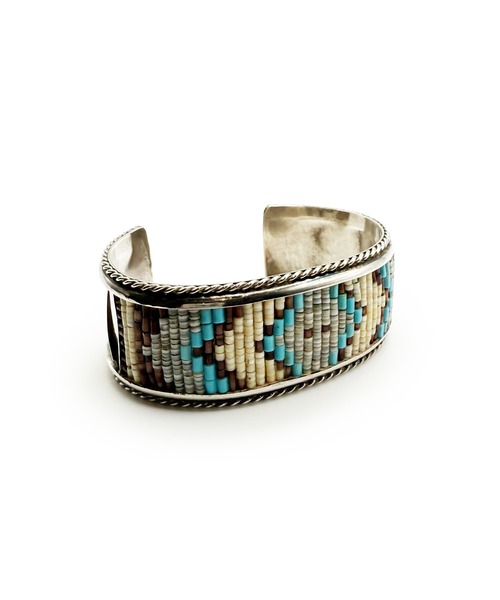 Indian Jewelry（インディアンジュエリー）の「THEATER シアター オルテガネイティブデザインシルバーバングル Made in USA（バングル/リストバンド・メンズ・ベージュ/グレー/ブルー/アイボリー・FREE）」の3枚目の写真