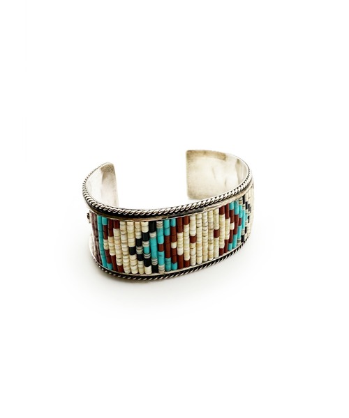 Indian Jewelry（インディアンジュエリー）の「THEATER シアター オルテガネイティブデザインシルバーバングル Made in USA（バングル/リストバンド・メンズ・ベージュ/グレー/ブルー/アイボリー・FREE）」の2枚目の写真