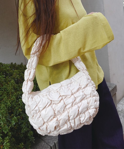 CORNERS（コーナーズ）の「ギャザーキルティングハンドバッグ（ハンドバッグ・レディース・シルバー/アイボリー/ブラック・FREE）」の2枚目の写真