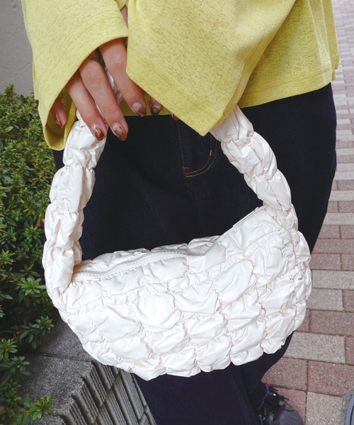 CORNERS（コーナーズ）の「ギャザーキルティングハンドバッグ（ハンドバッグ・レディース・シルバー/アイボリー/ブラック・FREE）」の5枚目の写真