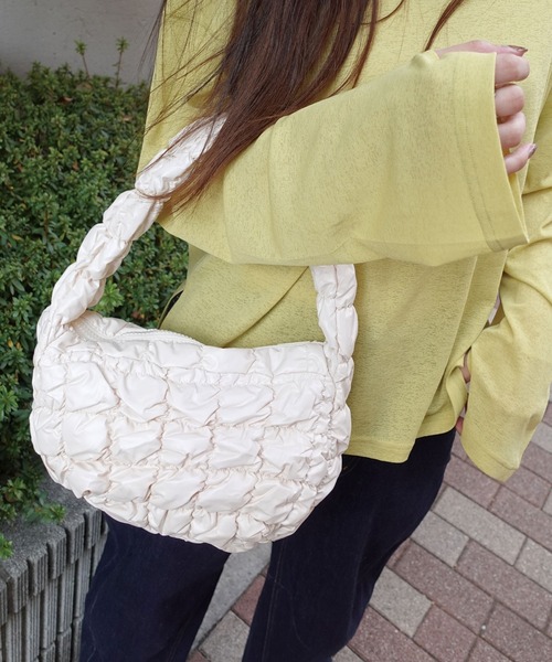 CORNERS（コーナーズ）の「ギャザーキルティングハンドバッグ（ハンドバッグ・レディース・シルバー/アイボリー/ブラック・FREE）」の7枚目の写真