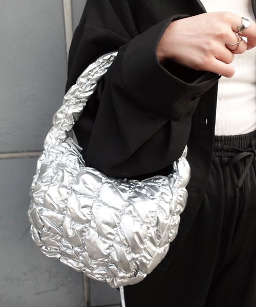 CORNERS（コーナーズ）の「ギャザーキルティングハンドバッグ（ハンドバッグ・レディース・シルバー/アイボリー/ブラック・FREE）」の15枚目の写真