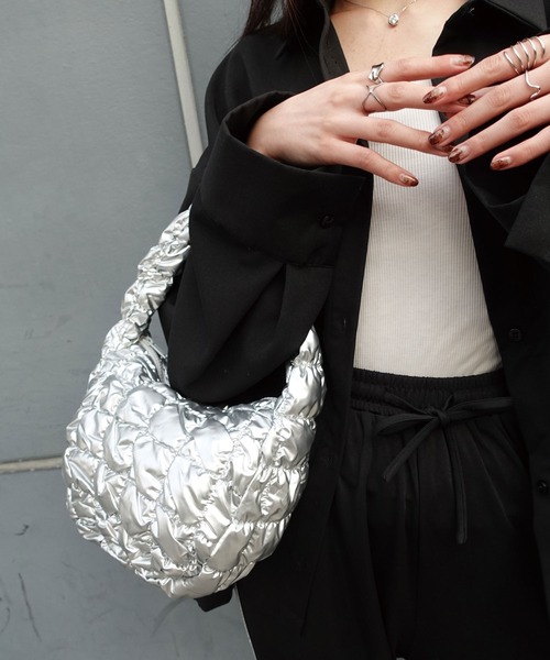 CORNERS（コーナーズ）の「ギャザーキルティングハンドバッグ（ハンドバッグ・レディース・シルバー/アイボリー/ブラック・FREE）」の17枚目の写真