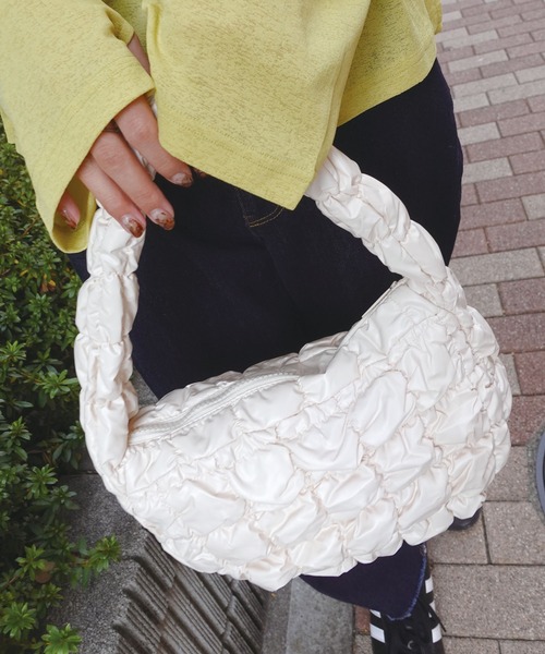 CORNERS（コーナーズ）の「ギャザーキルティングハンドバッグ（ハンドバッグ・レディース・シルバー/アイボリー/ブラック・FREE）」の19枚目の写真