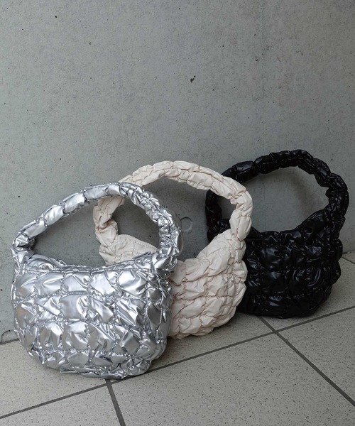 CORNERS（コーナーズ）の「ギャザーキルティングハンドバッグ（ハンドバッグ・レディース・シルバー/アイボリー/ブラック・FREE）」の4枚目の写真