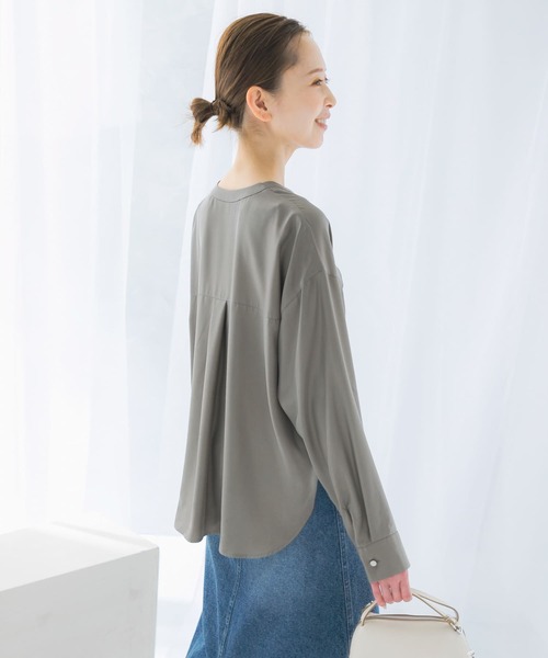 URBAN RESEARCH ROSSO WOMEN(アーバンリサーチ ロッソ)の「キュプラツイルVネックブラウス(シャツ/ブラウス・レディース・ブルー/モカ/ライトベージュ・FREE)」の4枚目の写真