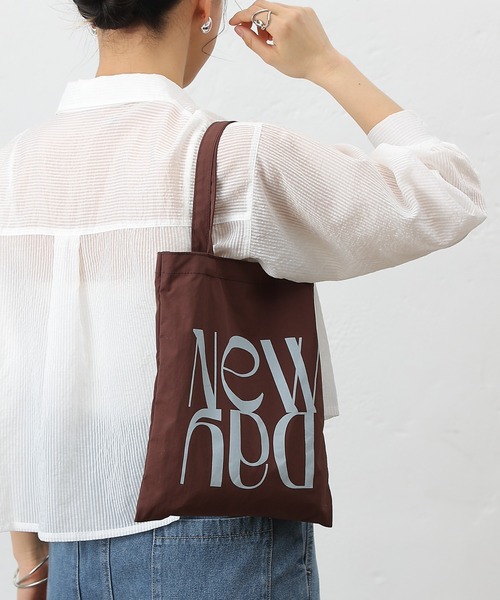 COLONY 2139（コロニートゥーワンスリーナイン）の「ナイロンショートハンドバッグ（ハンドバッグ・レディース・アイボリー/サックスブルー/モカ・FREE）」の4枚目の写真