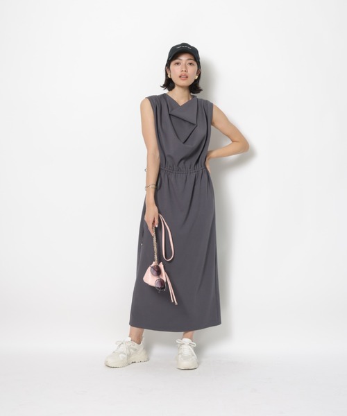 JUSGLITTY(ジャスグリッティー)の「ドレープネックカットワンピース(ワンピース・レディース・ブルー系その他3/チャコールグレー/ベージュ・1/2)」の6枚目の写真