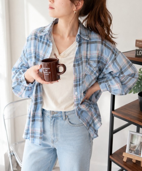 Dewlily（デューリリー）の「トレンドのゆるっとシルエット。羽織って華奢見え◎オーバーサイズチェック柄シャツ（シャツ/ブラウス・レディース・ピンク/ブルー・FREE）」の13枚目の写真