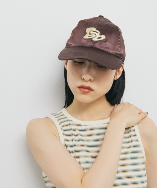 KBF（ケイビーエフ）の「プランプエンブロイダリーサテンCAP（キャップ・レディース・ブラウン/ネイビー・ONE）」の4枚目の写真