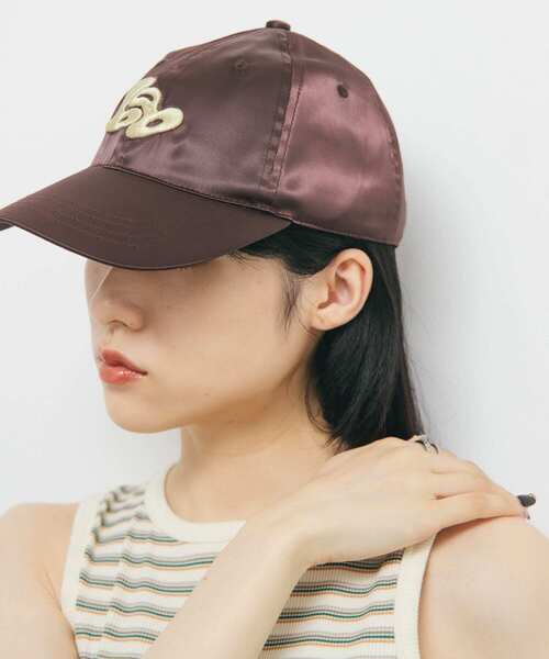 KBF（ケイビーエフ）の「プランプエンブロイダリーサテンCAP（キャップ・レディース・ブラウン/ネイビー・ONE）」の5枚目の写真