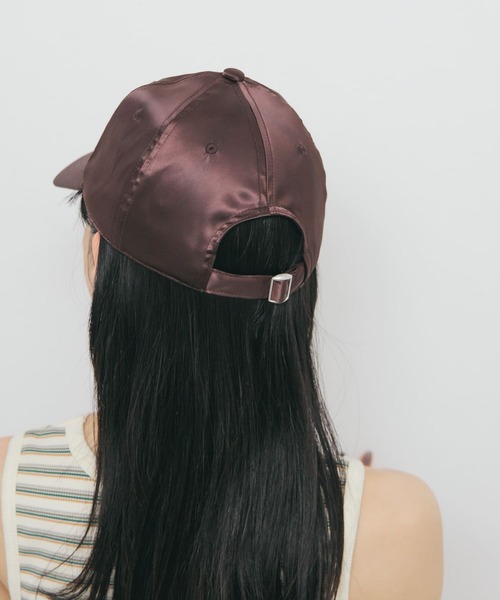 KBF（ケイビーエフ）の「プランプエンブロイダリーサテンCAP（キャップ・レディース・ブラウン/ネイビー・ONE）」の6枚目の写真