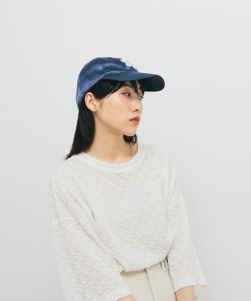 KBF（ケイビーエフ）の「プランプエンブロイダリーサテンCAP（キャップ・レディース・ブラウン/ネイビー・ONE）」の7枚目の写真