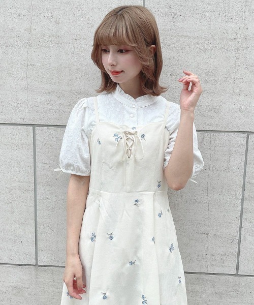 F i.n.t（フィント）の「【セットアップ対応】プチレースアップ小花柄刺繍キャミワンピース　夏服（ワンピース・レディース・アイボリー/ブルーグレー・FREE）」の3枚目の写真