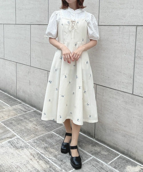 F i.n.t（フィント）の「【セットアップ対応】プチレースアップ小花柄刺繍キャミワンピース　夏服（ワンピース・レディース・アイボリー/ブルーグレー・FREE）」の4枚目の写真