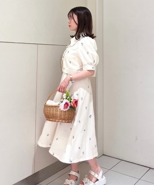 F i.n.t（フィント）の「【セットアップ対応】プチレースアップ小花柄刺繍キャミワンピース　夏服（ワンピース・レディース・アイボリー/ブルーグレー・FREE）」の11枚目の写真