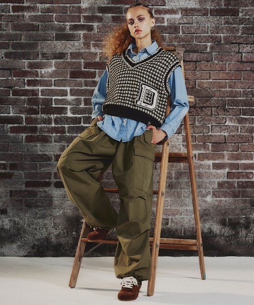 DOUBLE STANDARD CLOTHING（ダブルスタンダードクロージング）の「Dロゴ刺繍 ニットベスト（ベスト・レディース・ホワイト×ブラック・FREE）」の3枚目の写真