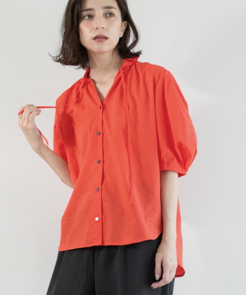 OPAQUE.CLIP（オペークドットクリップ）の「シアーフリルネックブラウス【洗濯機洗い可】（シャツ/ブラウス・レディース・ブラック/ライトブルー/ライトグレー/ブラウン系その他/レッド系・38/40/42）」の5枚目の写真