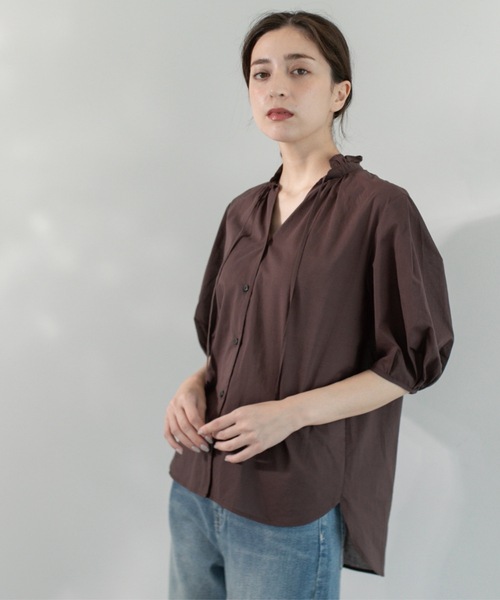 OPAQUE.CLIP（オペークドットクリップ）の「シアーフリルネックブラウス【洗濯機洗い可】（シャツ/ブラウス・レディース・ブラック/ライトブルー/ライトグレー/ブラウン系その他/レッド系・38/40/42）」の4枚目の写真