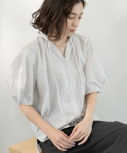 OPAQUE.CLIP（オペークドットクリップ）の「シアーフリルネックブラウス【洗濯機洗い可】（シャツ/ブラウス・レディース・ブラック/ライトブルー/ライトグレー/ブラウン系その他/レッド系・38/40/42）」の3枚目の写真