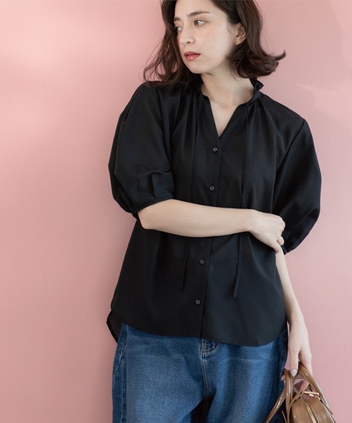 OPAQUE.CLIP（オペークドットクリップ）の「シアーフリルネックブラウス【洗濯機洗い可】（シャツ/ブラウス・レディース・ブラック/ライトブルー/ライトグレー/ブラウン系その他/レッド系・38/40/42）」の2枚目の写真