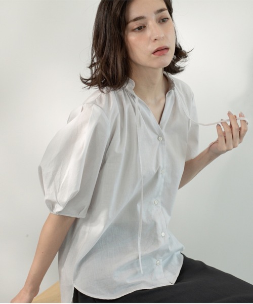 OPAQUE.CLIP（オペークドットクリップ）の「シアーフリルネックブラウス【洗濯機洗い可】（シャツ/ブラウス・レディース・ブラック/ライトブルー/ライトグレー/ブラウン系その他/レッド系・38/40/42）」の14枚目の写真