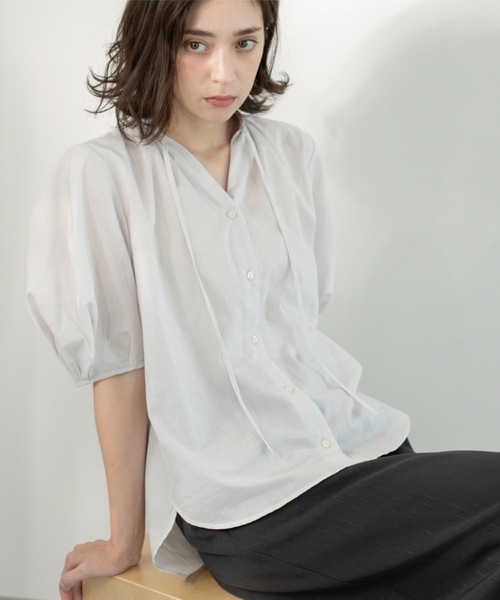 OPAQUE.CLIP（オペークドットクリップ）の「シアーフリルネックブラウス【洗濯機洗い可】（シャツ/ブラウス・レディース・ブラック/ライトブルー/ライトグレー/ブラウン系その他/レッド系・38/40/42）」の15枚目の写真