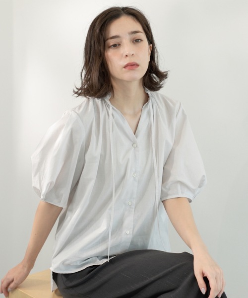 OPAQUE.CLIP（オペークドットクリップ）の「シアーフリルネックブラウス【洗濯機洗い可】（シャツ/ブラウス・レディース・ブラック/ライトブルー/ライトグレー/ブラウン系その他/レッド系・38/40/42）」の16枚目の写真