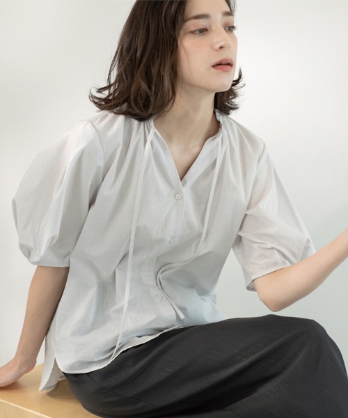 OPAQUE.CLIP（オペークドットクリップ）の「シアーフリルネックブラウス【洗濯機洗い可】（シャツ/ブラウス・レディース・ブラック/ライトブルー/ライトグレー/ブラウン系その他/レッド系・38/40/42）」の17枚目の写真