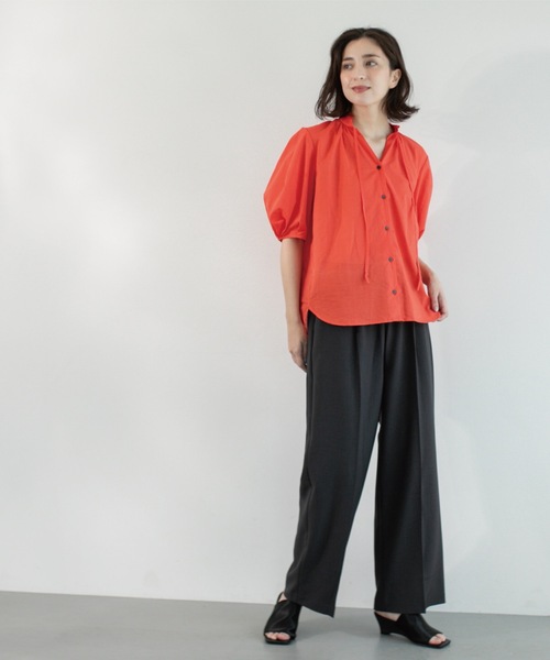 OPAQUE.CLIP（オペークドットクリップ）の「シアーフリルネックブラウス【洗濯機洗い可】（シャツ/ブラウス・レディース・ブラック/ライトブルー/ライトグレー/ブラウン系その他/レッド系・38/40/42）」の13枚目の写真