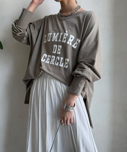 DouDou(ドゥドゥ)の「【WEB限定】LUMIEREドルマンフロッキーロンTEE(Tシャツ/カットソー・レディース・カーキ/オフホワイト/ダークグレー・FREE)」の1枚目の写真