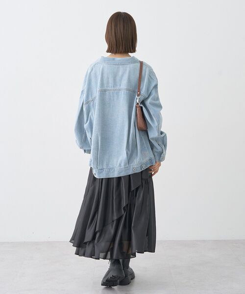 earth music&ecology(アースミュージックアンドエコロジー)の「ビッグデニムジャケット(デニムジャケット・レディース・ライトインディゴブルー/インディゴブルー・FREE)」の22枚目の写真