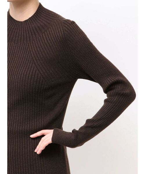 ELENDEEK(エレンディーク)の「ハイネックワイドリブニット(ニット/セーター・レディース・ブラック/レッド/オフホワイト/ライトブルー/ブラウン・FREE)」の6枚目の写真