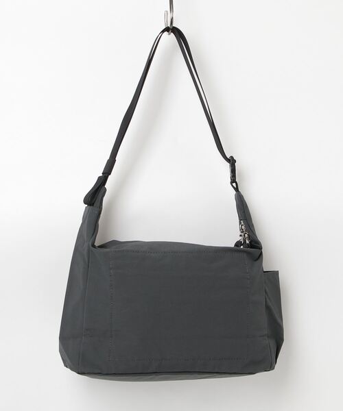 SHIPS（シップス）の「STANDARD.S:TRIANGLE SHOULDER（トートバッグ・レディース・ダークグレー・ONE SIZE）」の2枚目の写真