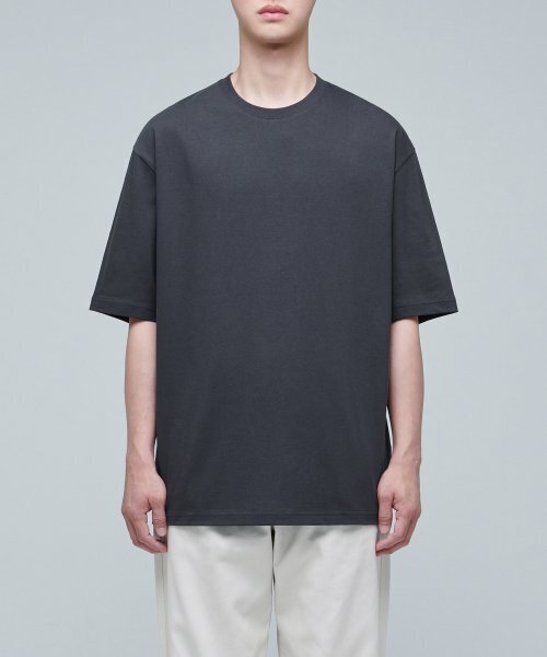 MUSINSA STANDARD（ムシンサスタンダード）の「リラックスフィットクルーネックTシャツ2 [ダークグレー]（Tシャツ/カットソー・メンズ・その他・MEDIUM/LARGE/X-LARGE/XX-LARGE/XXX-LARGE/SMALL）」の2枚目の写真