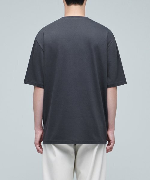 MUSINSA STANDARD（ムシンサスタンダード）の「リラックスフィットクルーネックTシャツ2 [ダークグレー]（Tシャツ/カットソー・メンズ・その他・MEDIUM/LARGE/X-LARGE/XX-LARGE/XXX-LARGE/SMALL）」の3枚目の写真