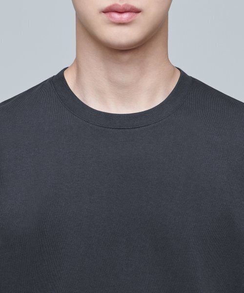 MUSINSA STANDARD（ムシンサスタンダード）の「リラックスフィットクルーネックTシャツ2 [ダークグレー]（Tシャツ/カットソー・メンズ・その他・MEDIUM/LARGE/X-LARGE/XX-LARGE/XXX-LARGE/SMALL）」の4枚目の写真