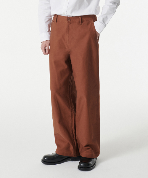 MUSINSA STANDARD（ムシンサスタンダード）の「ホワイトサテンワイドオフィサーパンツ[ブリックレッド]（その他パンツ・メンズ・その他・26/27/28/29/30/31/32/33/34/36/38/40）」の2枚目の写真