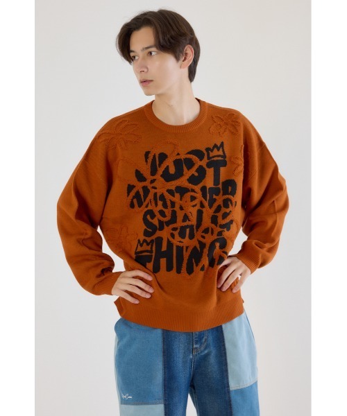 RODEO CROWNS WIDE BOWL（ロデオクラウンズワイドボウル）の「レタリングフラワーパイルニット（ニット/セーター・メンズ・オフホワイト/オレンジ/ブラック・MEDIUM/LARGE）」の4枚目の写真