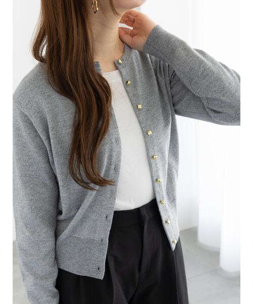 Te chichi(テチチ)の「メタルスクエア釦クルーネックカーディガン(カーディガン/ボレロ・レディース・オフホワイト/シルバー/ゴールド/ピンク/ブラック・F)」の1枚目の写真