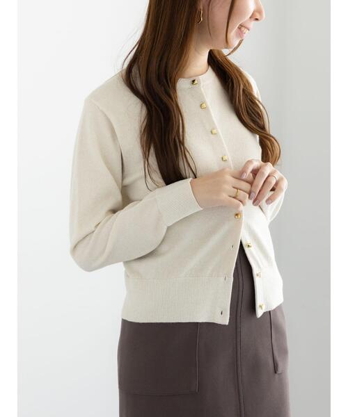 Te chichi(テチチ)の「メタルスクエア釦クルーネックカーディガン(カーディガン/ボレロ・レディース・オフホワイト/シルバー/ゴールド/ピンク/ブラック・F)」の5枚目の写真