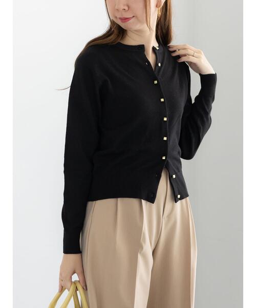 Te chichi(テチチ)の「メタルスクエア釦クルーネックカーディガン(カーディガン/ボレロ・レディース・オフホワイト/シルバー/ゴールド/ピンク/ブラック・F)」の3枚目の写真