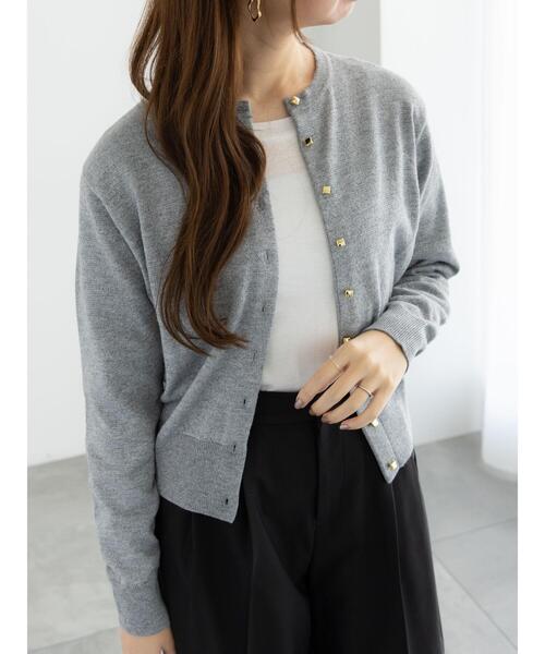 Te chichi(テチチ)の「メタルスクエア釦クルーネックカーディガン(カーディガン/ボレロ・レディース・オフホワイト/シルバー/ゴールド/ピンク/ブラック・F)」の8枚目の写真