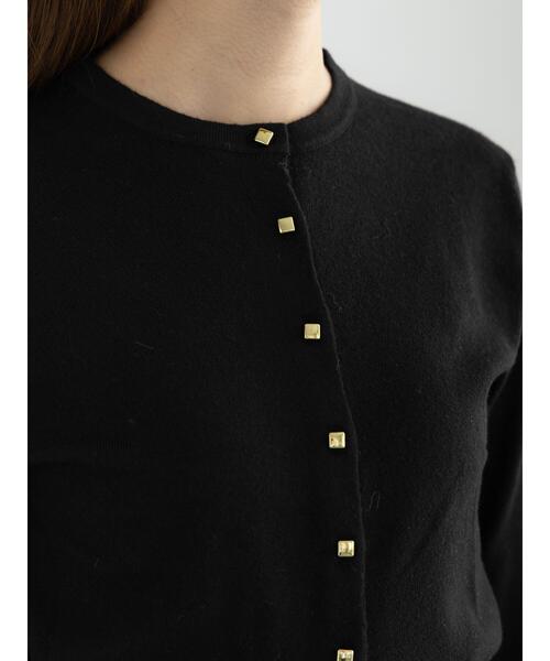 Te chichi(テチチ)の「メタルスクエア釦クルーネックカーディガン(カーディガン/ボレロ・レディース・オフホワイト/シルバー/ゴールド/ピンク/ブラック・F)」の22枚目の写真