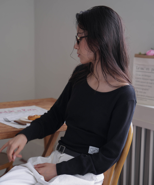 DEHEVE（デヘヴェ）の「Slim U-neck Long Sleeve [Black]（Tシャツ/カットソー・レディース・ブラック・FREE）」の2枚目の写真