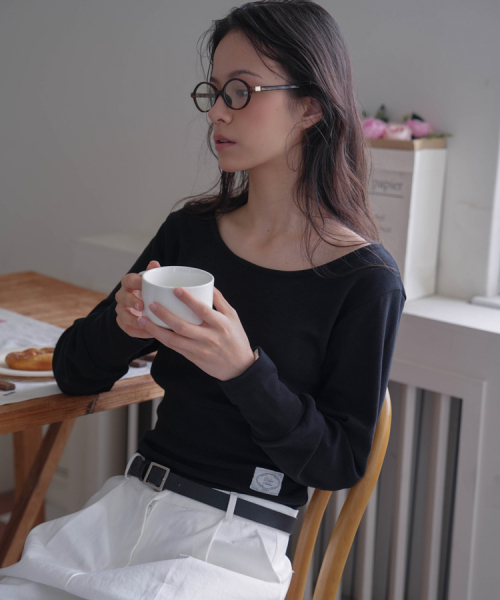DEHEVE（デヘヴェ）の「Slim U-neck Long Sleeve [Black]（Tシャツ/カットソー・レディース・ブラック・FREE）」の3枚目の写真