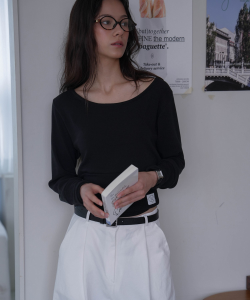 DEHEVE（デヘヴェ）の「Slim U-neck Long Sleeve [Black]（Tシャツ/カットソー・レディース・ブラック・FREE）」の4枚目の写真